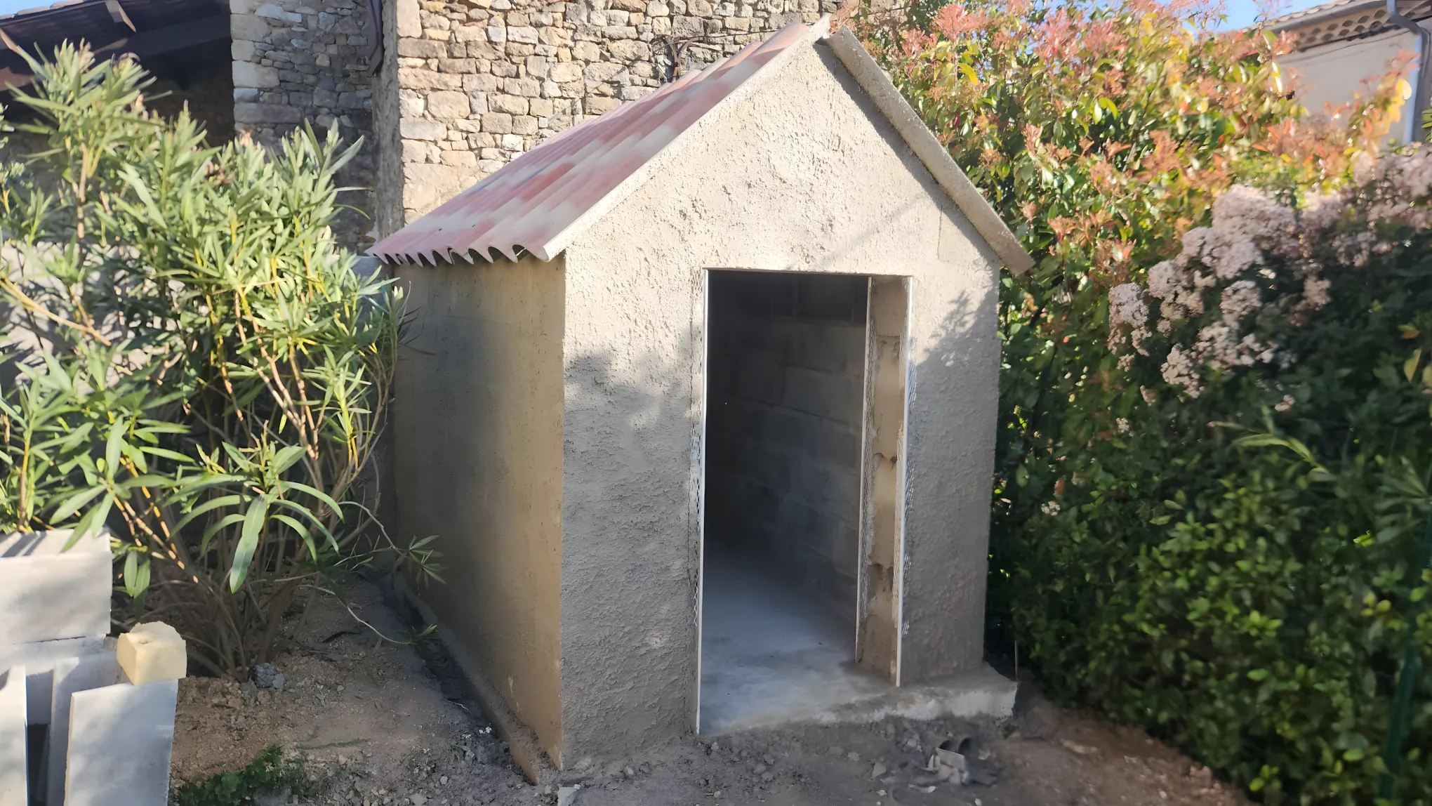 Cabanon de jardin en enduit ciment brut avant transformation